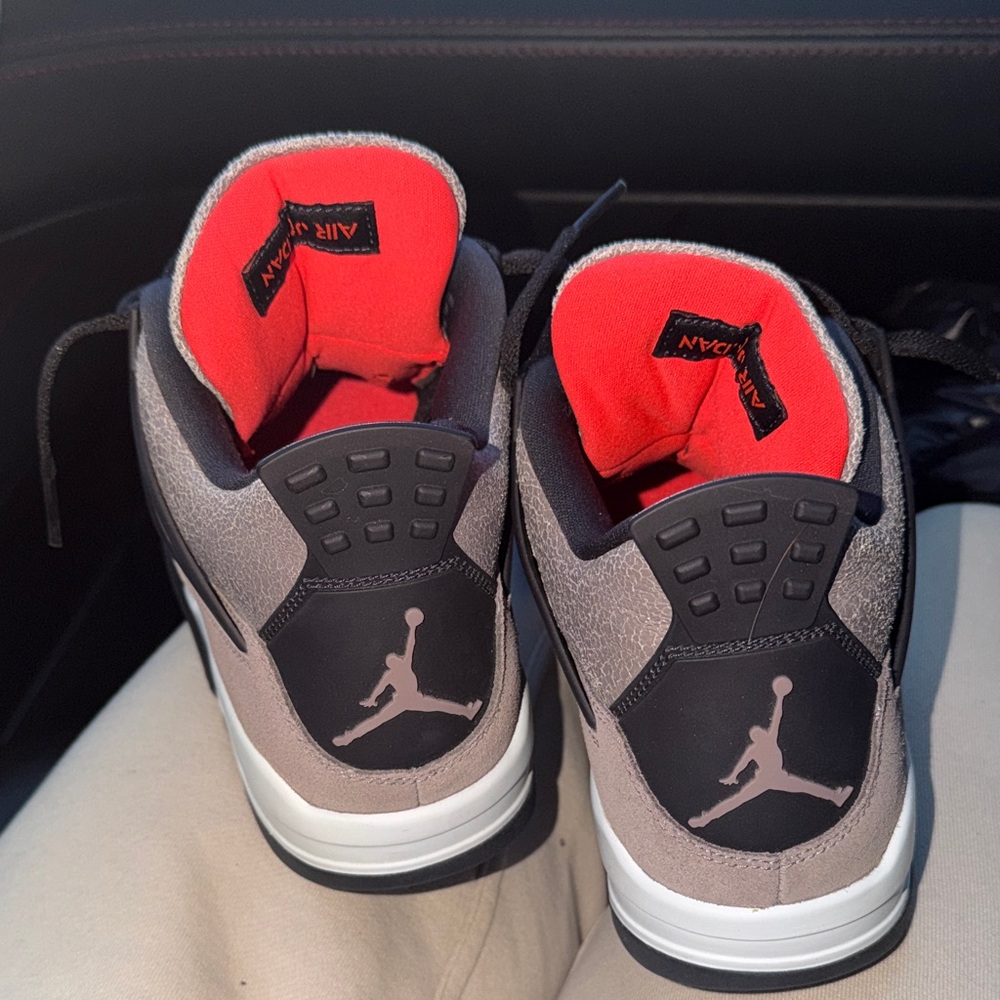 Jordan 4 Retro Taupe Haze RARE! Men’s 9.5 (Used for a photo shoot once) - Picture 7 of 14